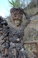 Escultura de mujer o la dona en pedra