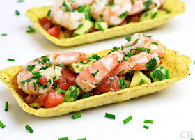 Taco tapas met avocadosalsa en gemarineerde garnalen