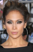 Jennifer Lopez avec des créoles