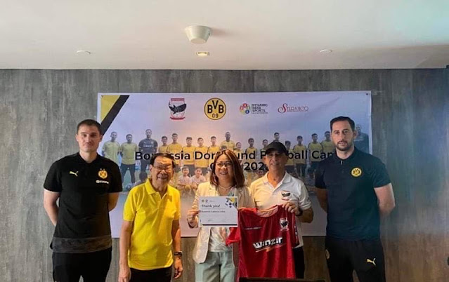 (L-R) Melanie Arceo, General manager at Summit Galleria Cebu receives tokens of appreciation from Charles Lim and Ugur Tasci of Cebu Football Club, flanked  by coaches Niklas Flechsig and Volkan Ozkan.