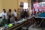 Eks Jamaah Khilafatul Muslimin Tulangbawang Barat Melakukan Ikrar Setia Kepada NKRI Di Aula Ruang Vicon Polres Tubaba