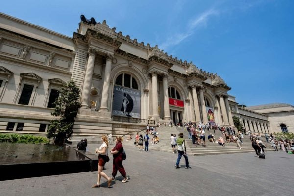 To Μητροπολιτικό Μουσείο της Νέας Υόρκης επιστρέφει στους δικαιούχους εκθέματά του που αγόρασε από λαθρεμπόρους αρχαιοτήτων και ειδών Τέχνης.