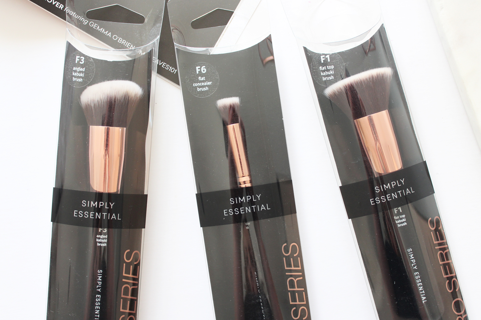 SIMPLY ESSENTIAL | Pro Series Makeup Brushes - Review - CassandraMyee