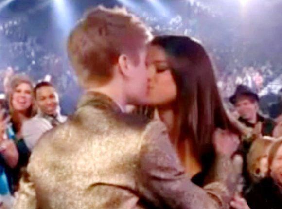justin bieber and selena gomez kissing on the beach. images selena gomez and justin