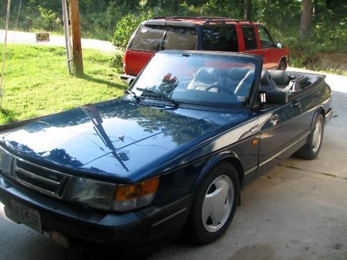 This 1992 Saab 900 Turbo convertible appears to be in very nice condition.