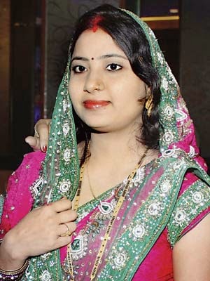 Pawan Singh wife Neelam Singh