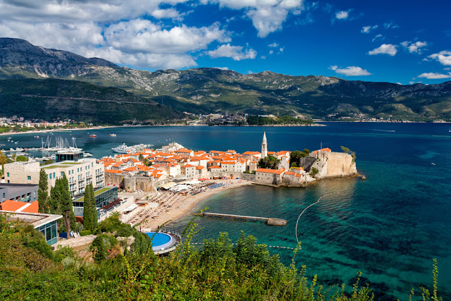 vista aérea de Budva mostrando a cidade velha histórica