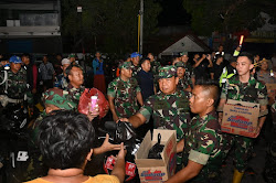 Pangdam V/Brawijaya Salurkan Bantuan Makanan dan Air Bersih Untuk Korban Banjir di Kabupaten Bangkalan dan Sampang