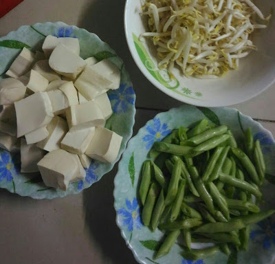 Sayur Lemak Kuning Tauhu Dengan Taugeh