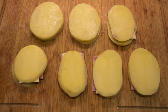 emparedado de patata, jamón y queso