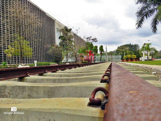 Vista artística da Escultura Trilhos Urbanos - ALESP - São Paulo