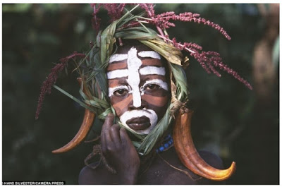 Suku Ethiopia Menggunakan Alam Sebagai Trend Busana Mereka