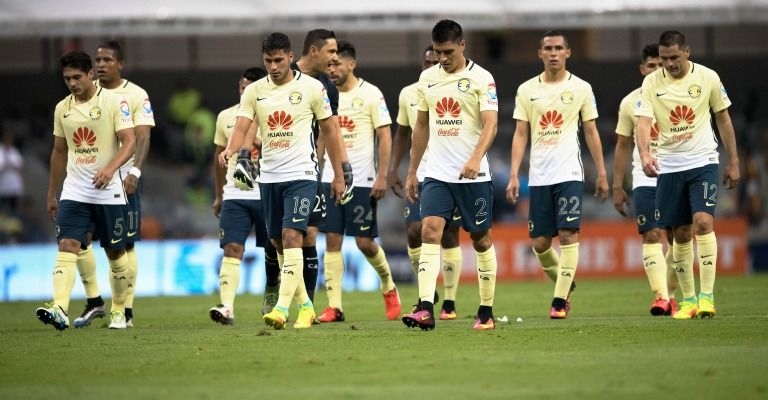 Jugadores del América cabizbajos después de una derrota en el estadio Azteca | Ximinia