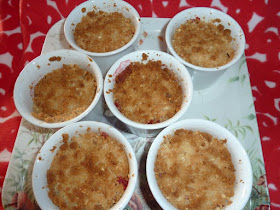 Crumble de ruibarbo, morango e maçã