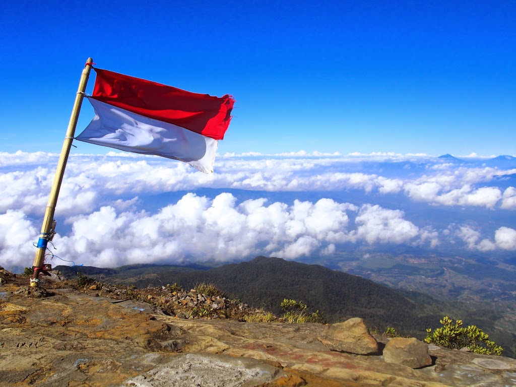 GEMULAI MERAH PUTIH DI ATAS AWAN