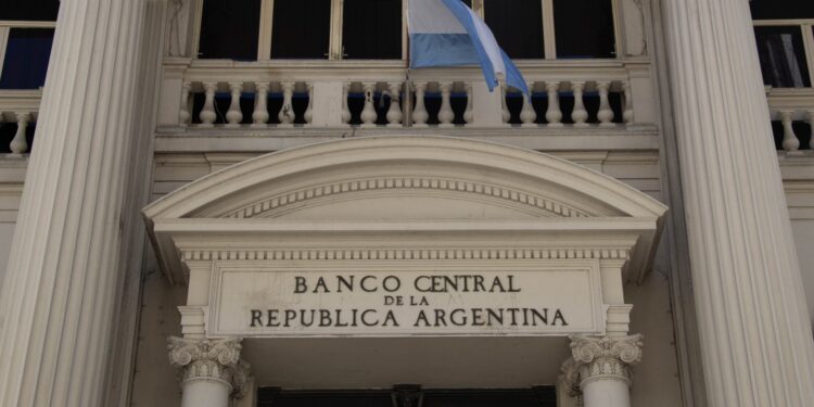 Gobierno argentino devalúa 22% la moneda tras la derrota del kirchnerismo