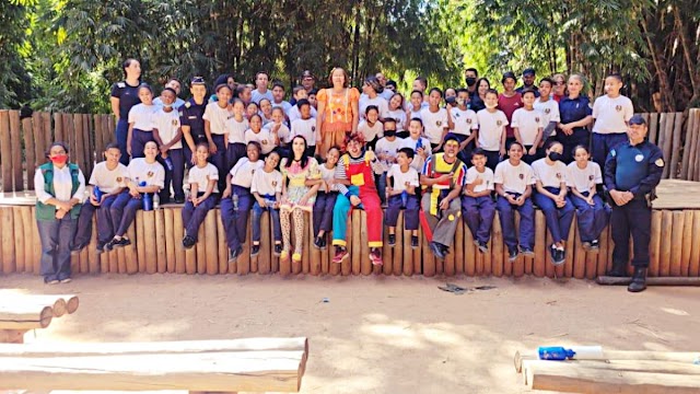 Crianças e adolescentes da Guarda Mirim de Senador Canedo fazem trilha ambiental no Parque Areião em Goiânia