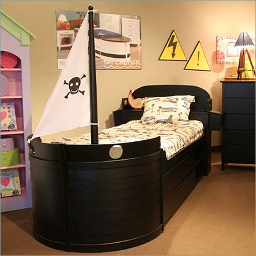 kids bed: pirate-