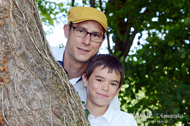 portrait enfant papa photo cachés derrière l'arbre