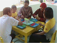 Parenting ialah upaya pendidikan yang dilaksanakan oleh keluarga dengan memanfaatkan sumb PENGERTIAN DAN JENIS-JENIS PROGRAM PARENTING
