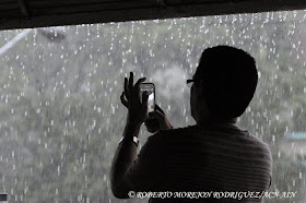 Un hombre toma fotos de la lluvia que cae en La Habana, Cuba,  el 29 de abril de 2015.  
