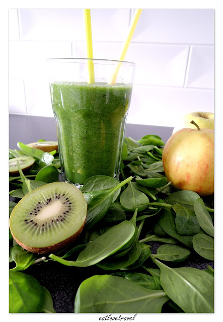 - 1 kwaśne, twarde kiwi / 1 sour, hard kiwifruit  - 1 jabłko / 1 apple  - 3 garść świeżego szpinaku baby / 3 handfuls of fresh baby spinach  - 1/2 szklanki wody / 1/2 cup of water, smoothie fit ze szpinaku