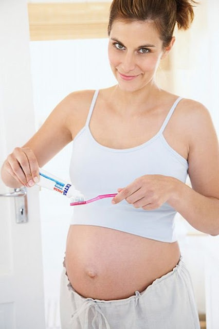 Phụ nữ mang thai rất dễ mắc phải những bệnh lý về răng miệng ảnh hưởng trực tiếp đến thai nhi