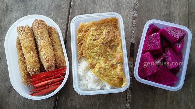 Bekal sederhana: roti isi sosis, nasi dengan mie goreng dan telor dadar, buah naga