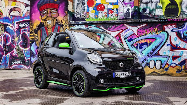 Smart ForTwo Electric and forfour Mover connecting it to Paris