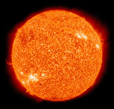 El sol es la principal fuente de energía y luz de todo el sistema solar.