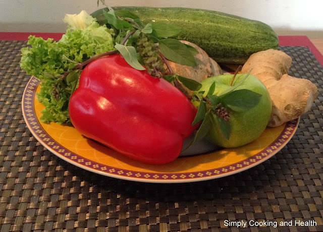 Bell pepper, lettuce, basil leaves, ginger, pumpkin and apple