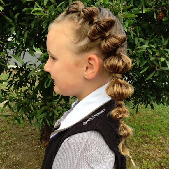 Mãe gasta apenas 20 minutos, criando tranças incrivelmente elaborado para a filha antes da escola