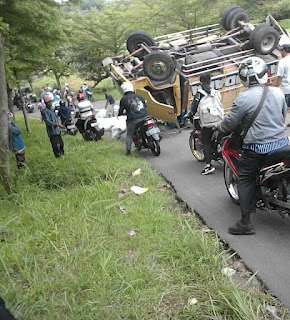 Sebuah Truk Di Ngawi Mundur Tidak Kuat Nanjak Dan Tabrak Montor.