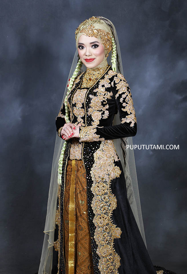 Astrid Putrinda: Kebaya Pengantin Beludru, Adat Jawa