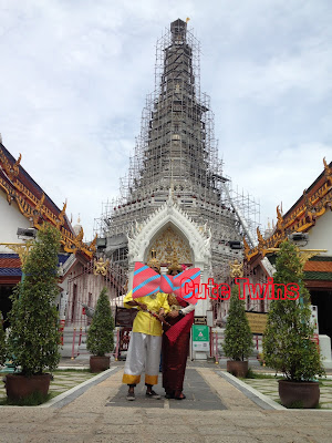 bergaya dengan baju adat thailand