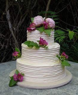 Ribbed Buttercream Wedding Cake Ideas