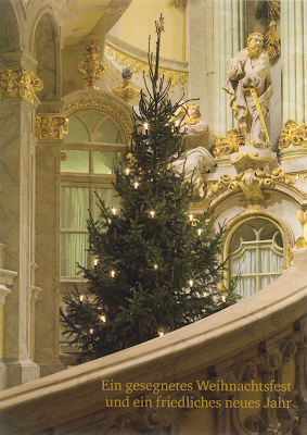 Christbaum und Altar in der Dresdner Frauenkirche