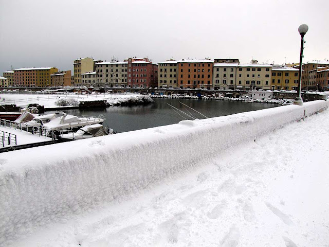 Scali delle Cantine seen from piazza della Repubblica under the snow, Livorno