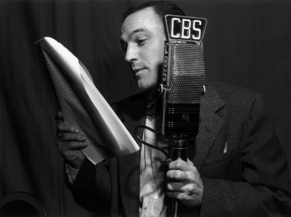 Gene Kelly leyendo