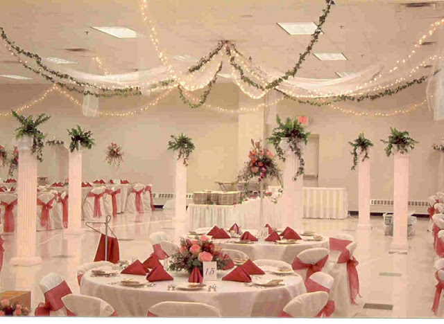 devastating-wedding-reception-decoration-ideas-in-carnaval-theme-with-red-ribbon-and-pillar