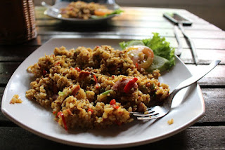 Nasi goreng kaki lima adalah salah satu varian nasi goreng yang populer di Indonesia. Nasi goreng kaki lima dikenal dengan rasa gurih dan pedasnya yang khas, serta ditambah dengan aneka bahan pelengkap seperti daging ayam, tahu, tempe, dan telur.