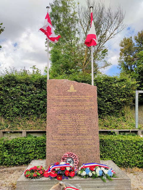 Monument aux morts du 14th Field Artillery Regiment le 6 juin 1944 sur Juno Beach