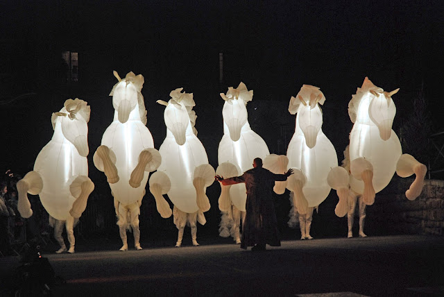 Babeltour propose des échassiers et spectacles arts de la rue visuels en Pays de Loire, Bretagne, Normandie, Poitou Charentes