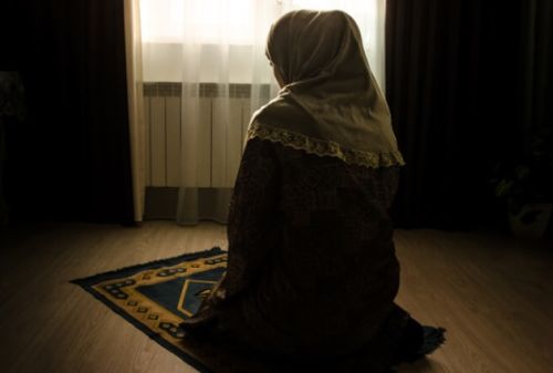 Yang Mana Lebih Baik, Seorang Wanita Tarawih Di Rumah Atau Berjemaah Di Mesjid?