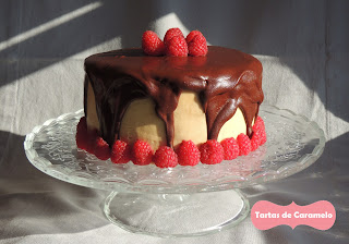 tarta de turrón, chocolate y frambuesa