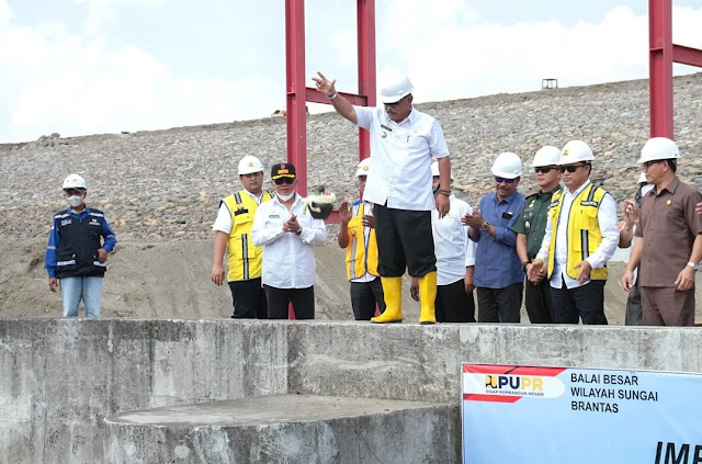 Plt Bupati Nganjuk, Marhaen Djumadi, memecahkan kendi tanda dimulainya impounding Bendungan Semantok, Rabu 13 Juli 2022