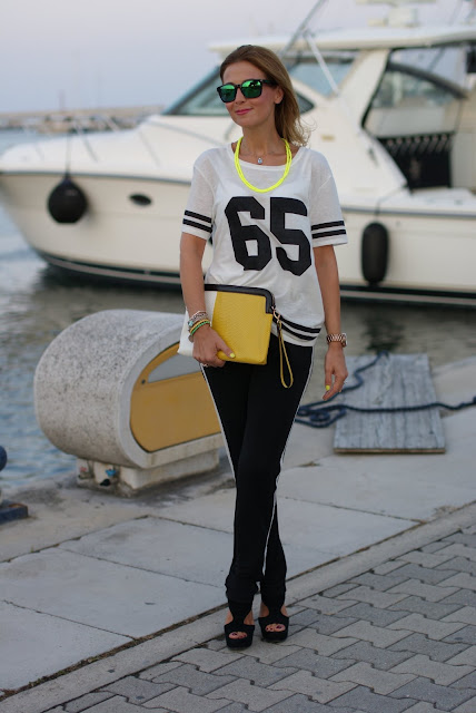 print tee trend, sporty chic look, number t-shirt, oakley mirror sunglasses, Fashion and Cookies