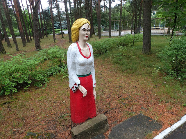 W sanatorium jest parę rzeźb, tu jedna z nich