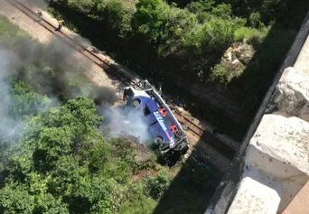 Ônibus de Mata Grande cai de viaduto em Minas Gerais e deixa 14 mortos