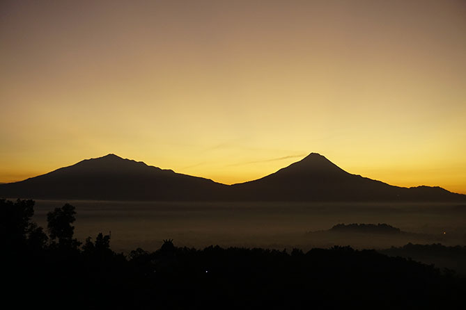 Gunung Merapi dan Gunung Merbabu terlihat indah